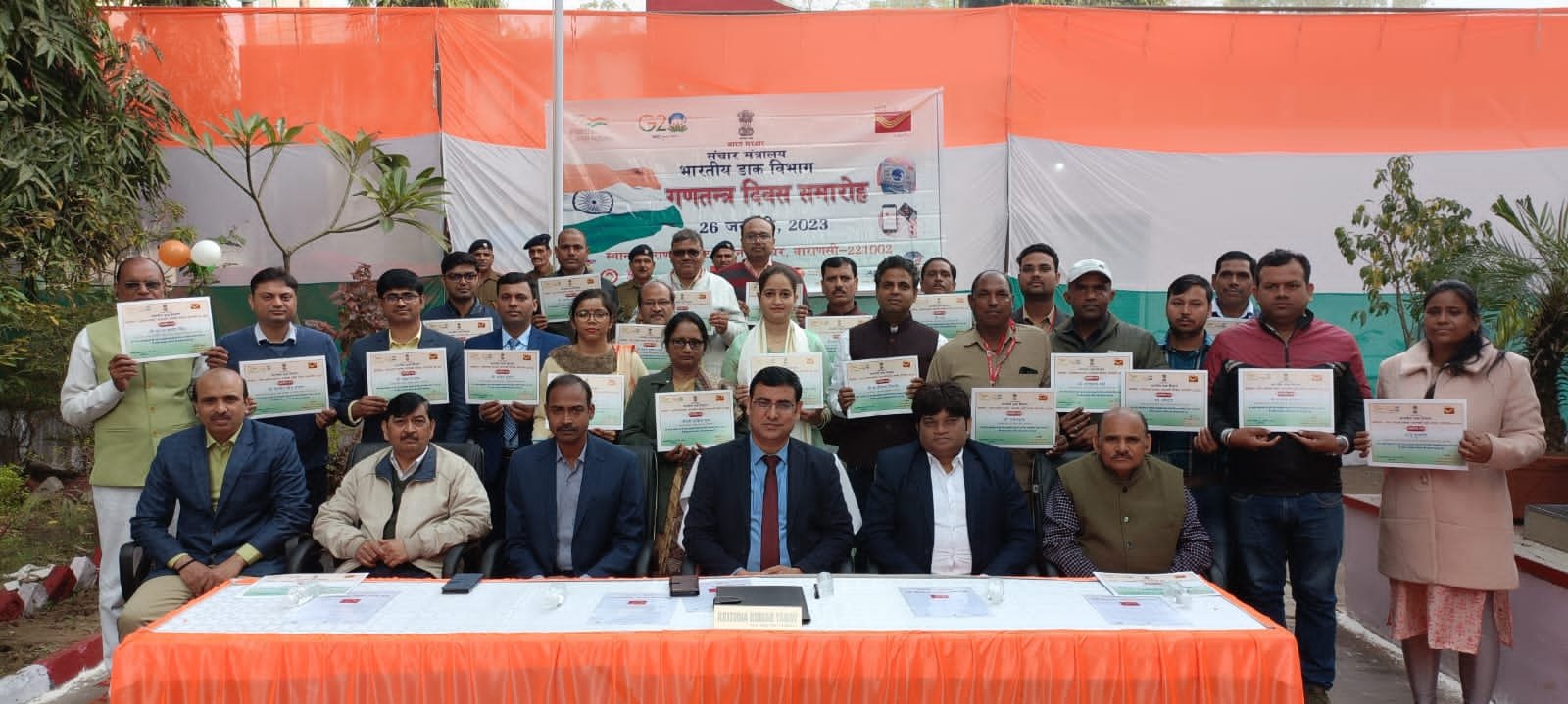 गणतंत्र दिवस पर पोस्टमास्टर जनरल कृष्ण कुमार यादव ने वाराणसी कैण्ट प्रधान डाकघर में फहराया राष्ट्रीय ध्वज* 