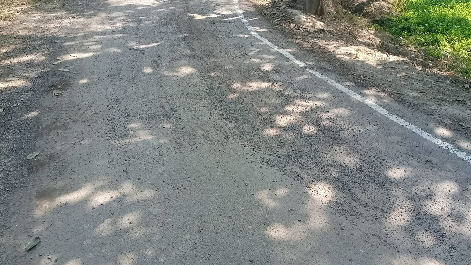 Raibareli-बनते ही उखड़ गई पूरे बरियार से  जौ दहा जाने वाला करोड़ों रुपए का संपर्क मार्ग।