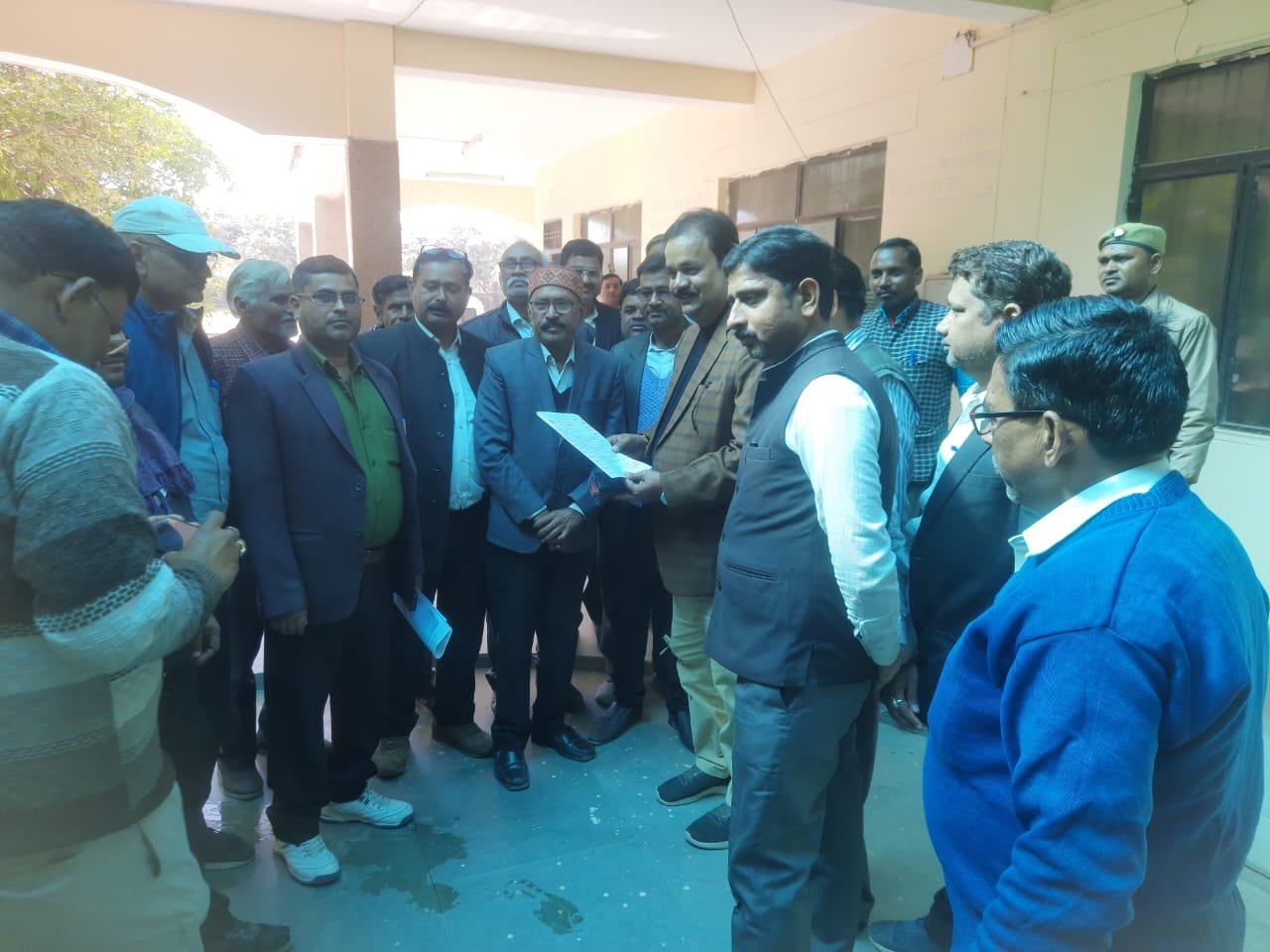 रायबरेली-अपनी मांगों को लेकर  हड़ताल पर रहे अधिवक्ता , एसडीएम को सौंपा ज्ञापन,,,