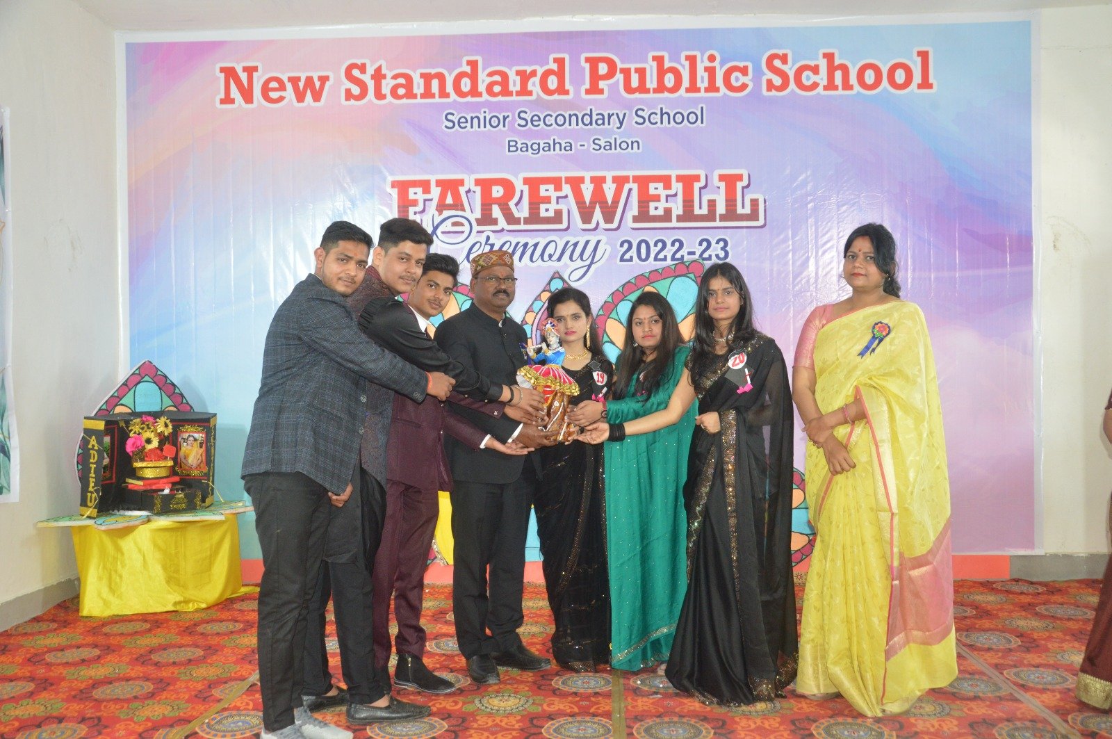 Raibareli-न्यू स्टैंडर्ड पब्लिक स्कूल बगहा में फेयरवेल का आयोजन किया गया जिसमें स्कूल से विदा होने वाले छात्र-छात्राओं ने भाग लिया।