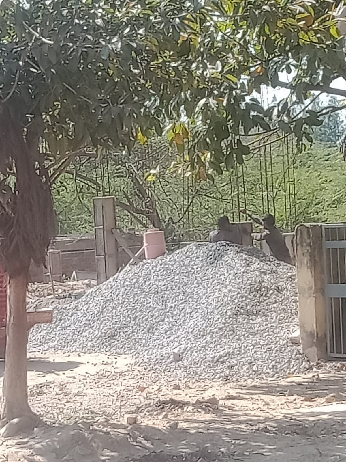 रायबरेली-ग्राम पंचायत की भूमि पर हो रहा अवैध निर्माण,,,,