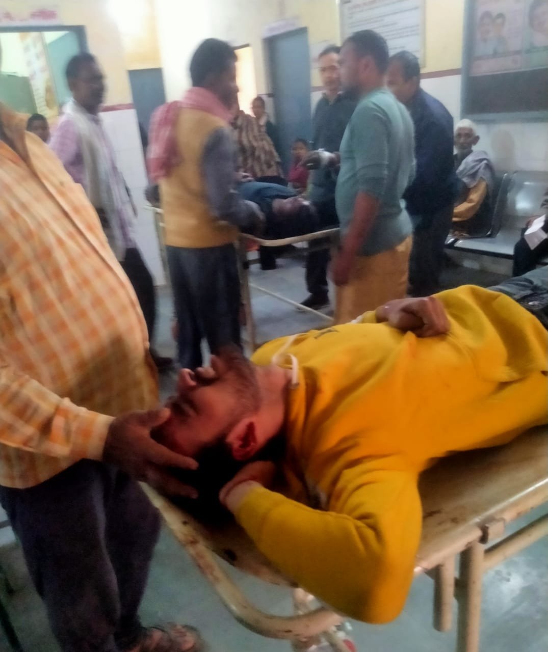 Raibareli-आमने सामने बाइक की टक्कर बाइक सवारों की हालत गंभीर*