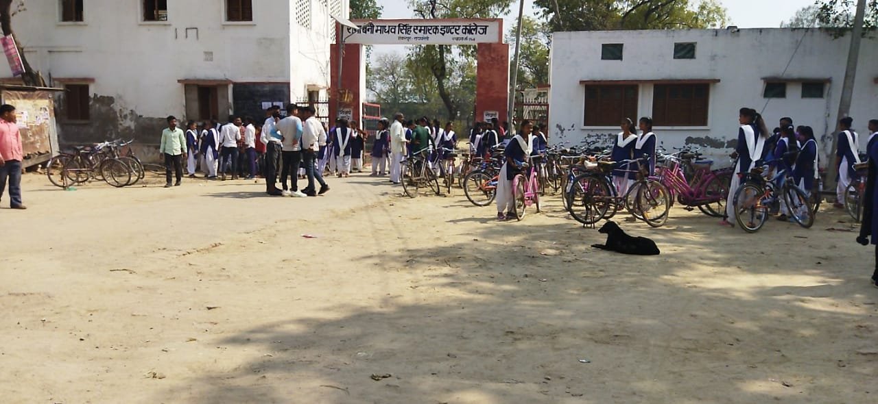 Raibareli-बोर्ड परीक्षा का आगाज: हिंदी का पेपर देने मुस्कुराते हुए परीक्षा केन्द्र पहुंचे परीक्षार्थी* 