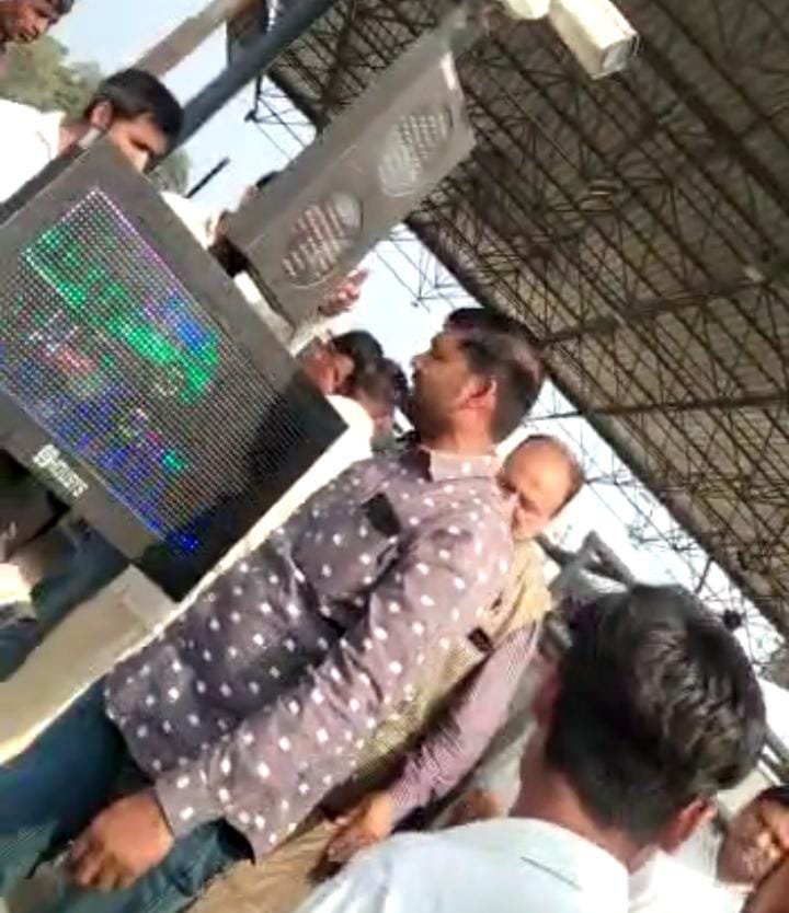रायबरेली-टोल प्लाजा पर टोल कर्मियों व वाहन चालकों के बीच हुए विवाद विडिओ वायरल,,,