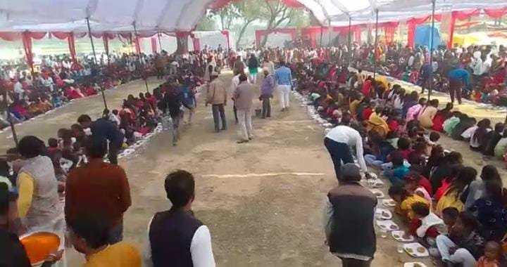 रायबरेली- विधायक डाॅ मनोज कुमार पांडेय ने गौरीशंकर मन्दिर में की पूजा अर्चना वा 11 सौ कन्याओं को कराया भोजन