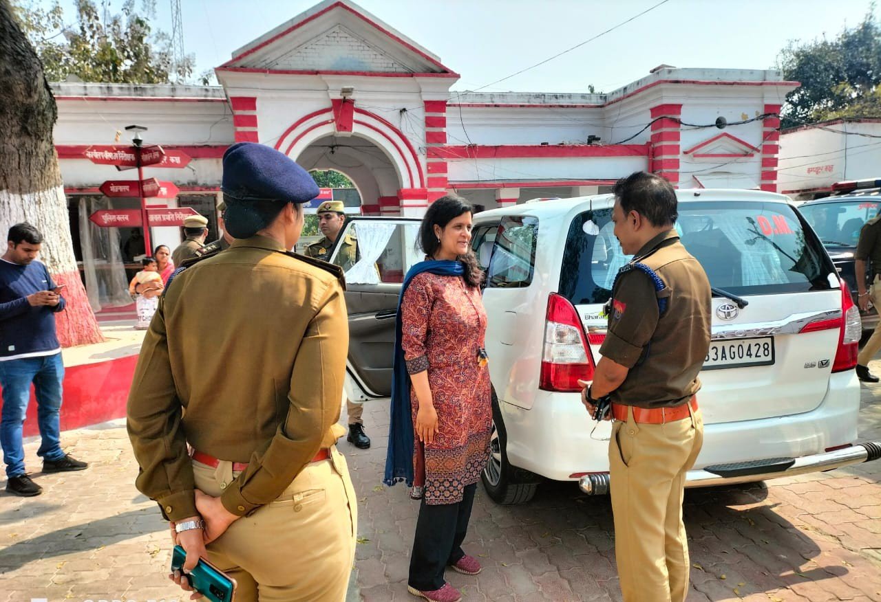 Raibareli-डीएम ने महाशिवरात्रि पर्व  भ्रमण कर शांति एव सुरक्षा व्यवस्था का लिया जायजा