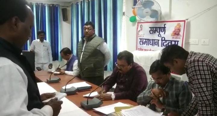 रायबरेली-समाधान दिवस में आई  कुल 16 शिकायती पत्र में 4 का मौके पर हुआ निस्तारण,,,,