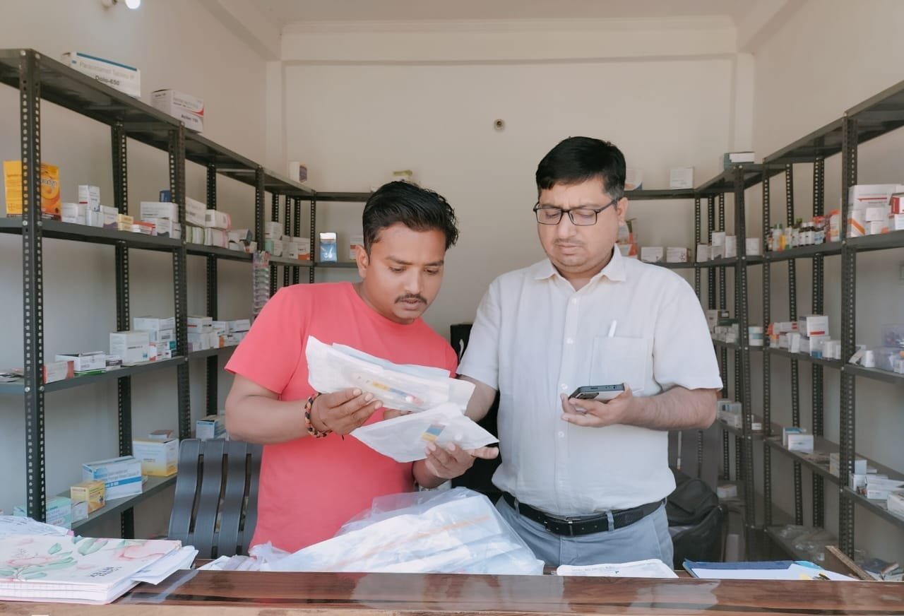 Raibareli-ड्रग इंस्पेक्टर ने मेडिकल स्टोर का किया निरीक्षण