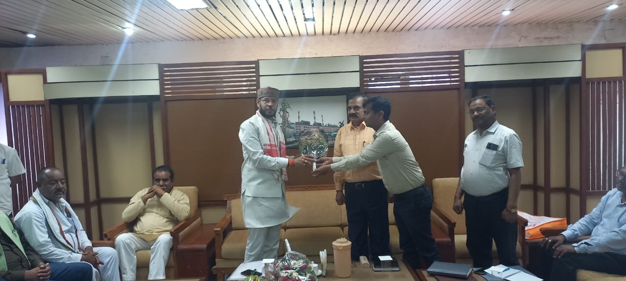 रायबरेली- बिजली की समस्या को लेकर विधायक डॉ• मनोज कुमार पांडेय नें किया बैठक,,,,