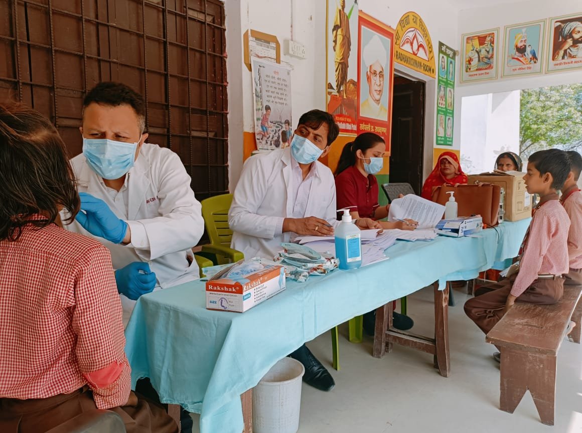 Raibareli-डॉ शिवेश आचार्य ने लगाया दंत जाँच शिविर