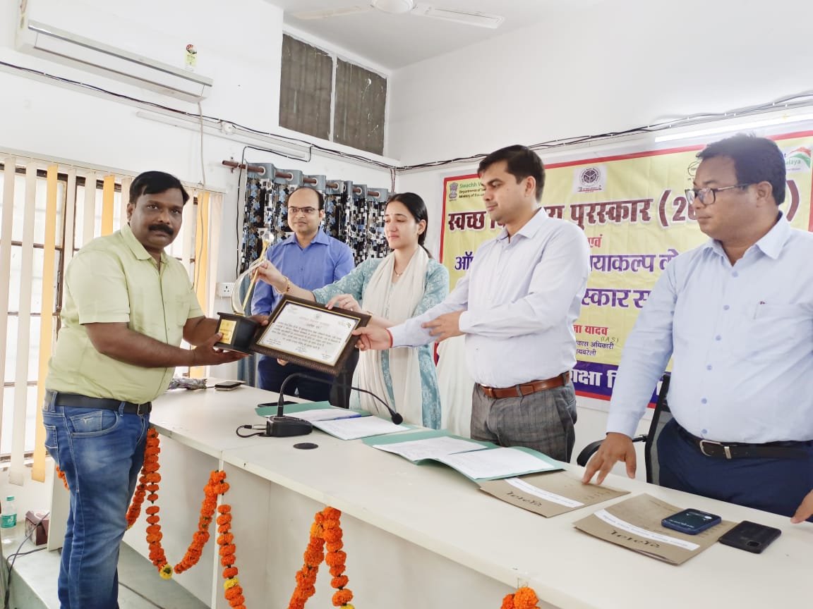 Raibareli-ऑपरेशन कायाकल्प में बेहतर काम करने वाले प्रधान और प्रधानाध्यापक हुए सम्मानित