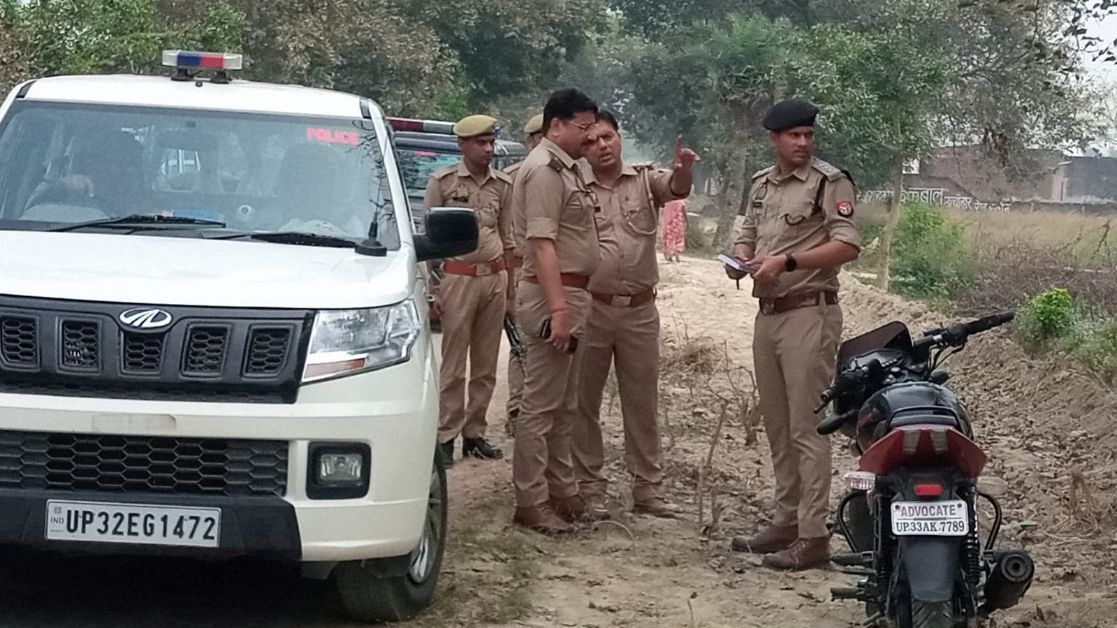 Raibareli-पुलिस बनकर आए बदमाशों ने परिजनों के साथ मारपीट करते हुए महिला के साथ किया दुष्कर्म 