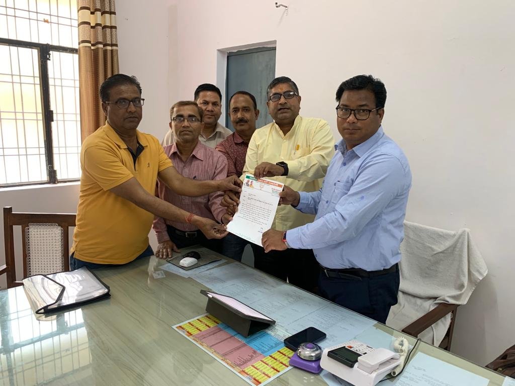 Raibareli-तदर्थ शिक्षकों को नही मिला 8 माह का बकाया वेतन:दिलीप द्विवेदी