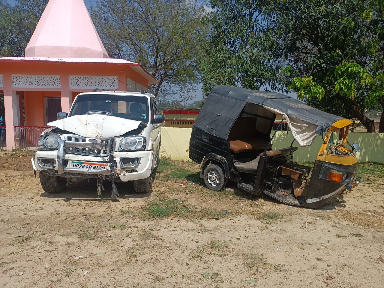 Raibareli-टेंपो व स्कार्पियो की टक्कर में वाहनों के परखच्चे उड़े ड्राइवर गंभीर रूप से घायल।