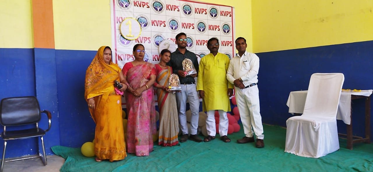 Raibareli-बच्चों को बांटे गए रिपोर्ट कार्ड बच्चों के चेहरे खिले