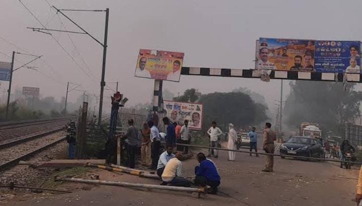 रायबरेली-रेलवे बूम से टकराकर बाइक सवार युवक घायल,रेफर 