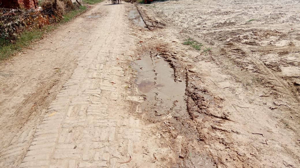 Raibareli-गोझवा-मनाखेड़ा जाने का रास्ता खराब, ग्रामीण,शिक्षक व बच्चे परेशान,जिम्मेदार मौन*