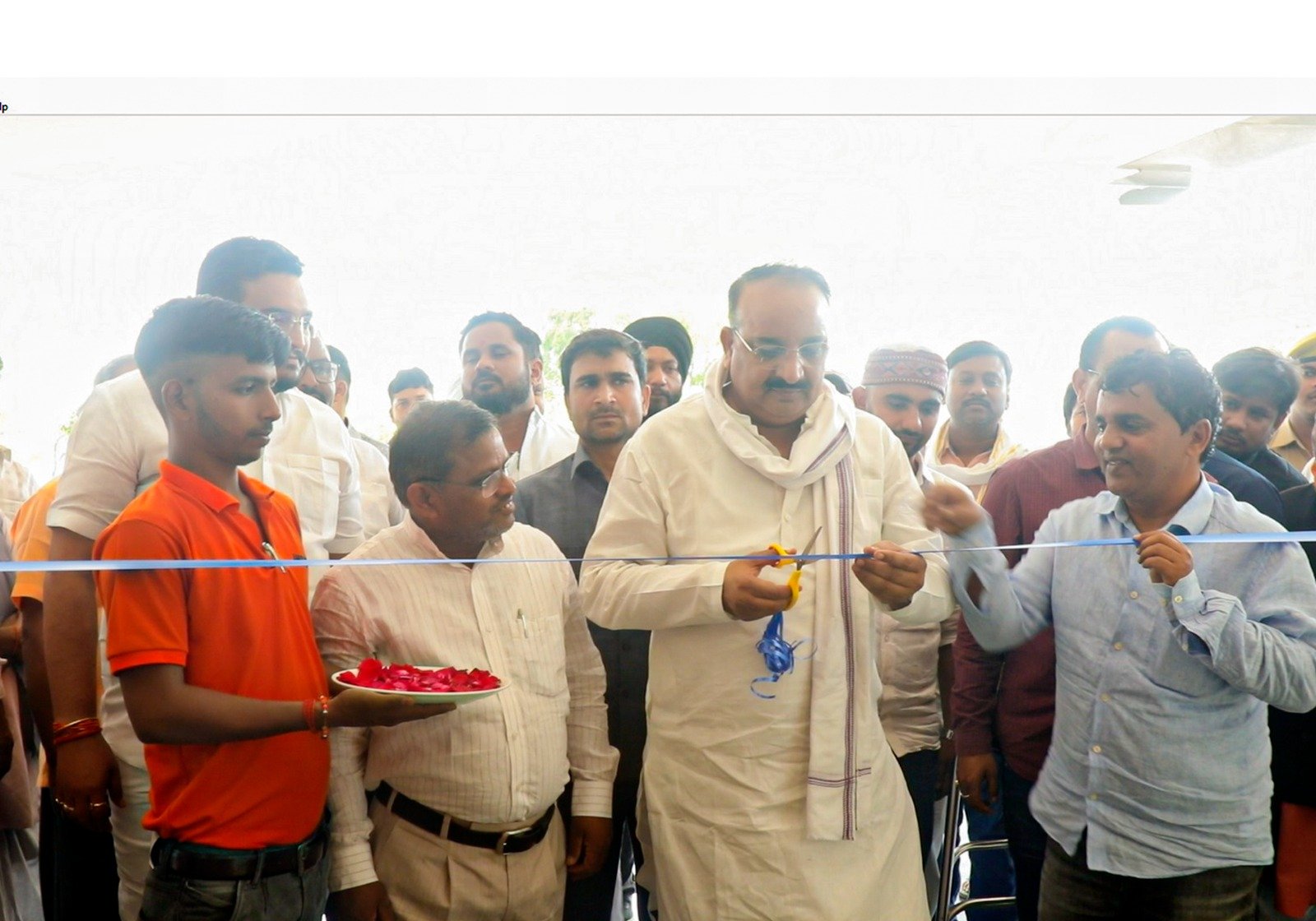 Raibareli-राज्य मंत्री दिनेश प्रताप सिंह ने अंकित स्वीट एंड रेस्टोरेंट का फीता काटकर शुभारंभ किया।