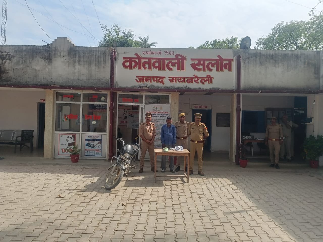 Raibareli-पुलिस ने चोरी की योजना बनाते हुए एक व्यक्ति को तमंचा व कारतूस के साथ गिरफ्तार कर उसे जेल भेजा