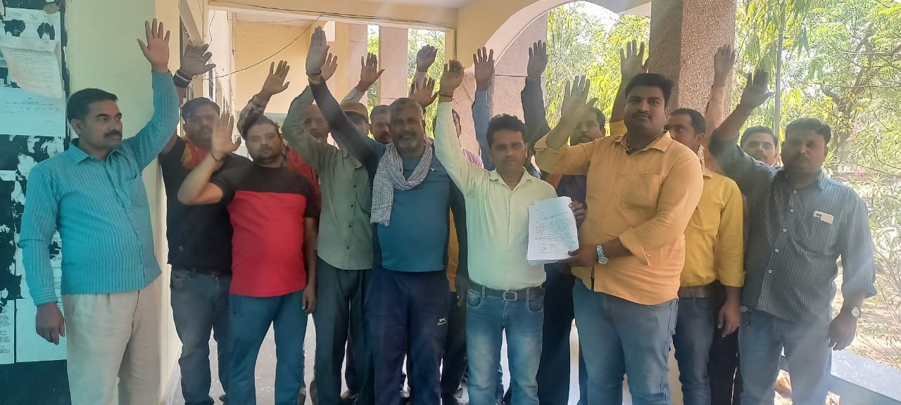 रायबरेली-NTPC में श्रमिकों का हो रहा शोषण,बगैर नोटिस 19 कर्मचारियों को निकाला,,,,