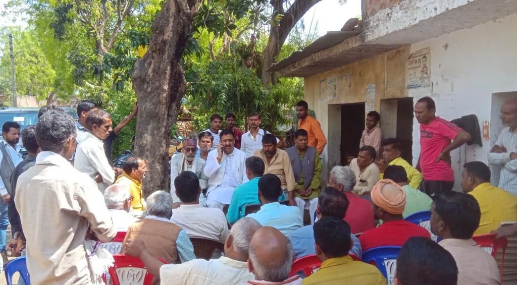 रायबरेली-कांग्रेस के पूर्व प्रत्याशी अतुल सिंह ने चौपाल लगाकर सुनी जन समस्याएं,,,,