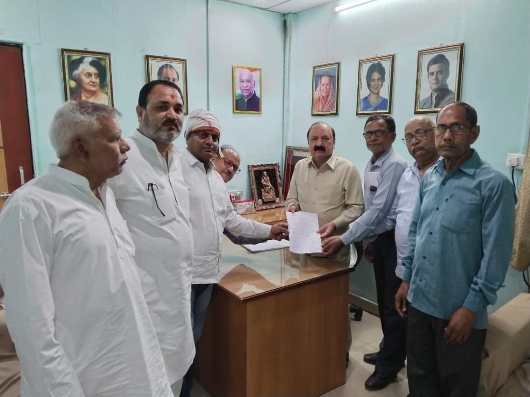 Raibareli-स्थानीय जनों द्वारा सांसद से भूमिगत मार्ग शीघ्र बनवाए जाने की मांग- आशीष द्विवेदी