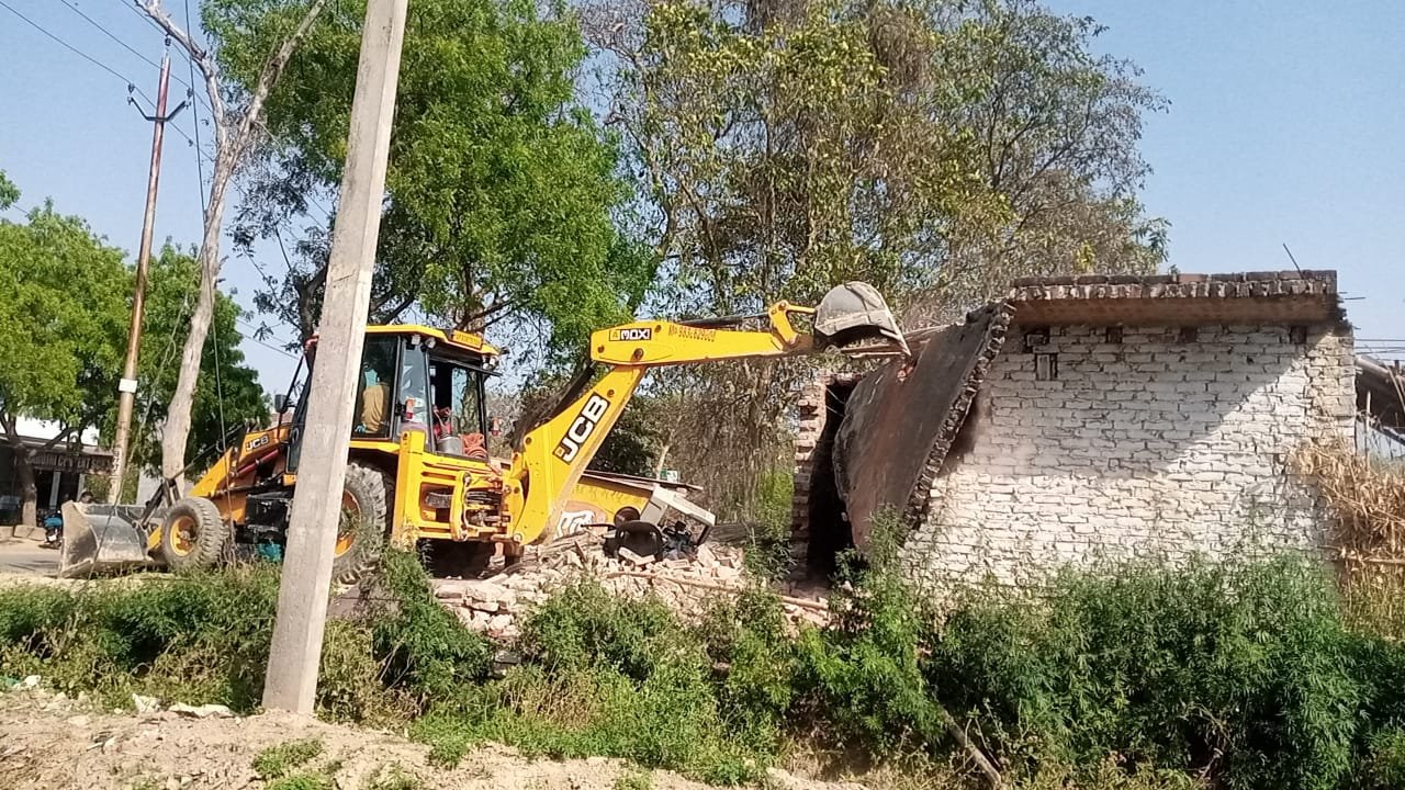 Raibareli-अवैध निर्माण को नहर विभाग की टीम ने जेसीबी से ढ़हाया।