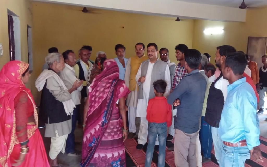 रायबरेली: कांग्रेसी नेता ने गांव में लगाई चौपाल सुनी समस्याएं