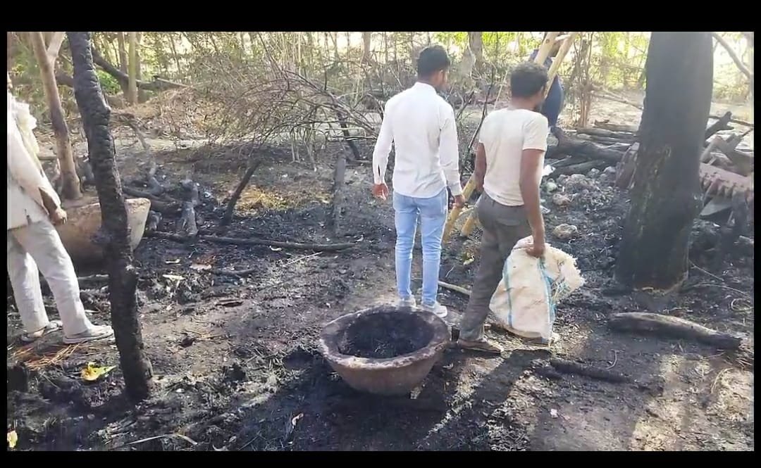 Raibareli-2 किसानों के घरों में लगी आग लाखों का सामान जलकर हुआ खाक