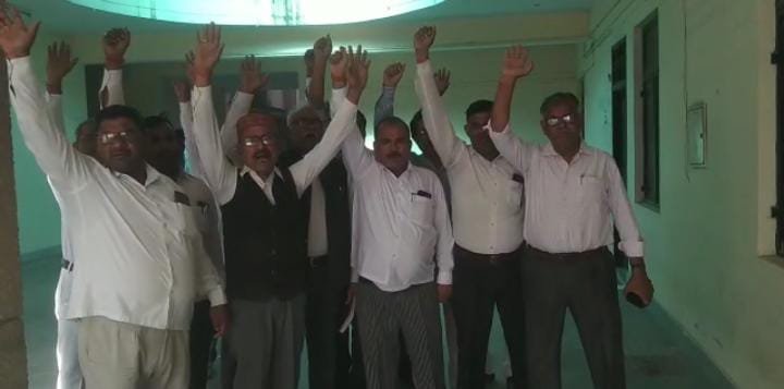 रायबरेली-बंद कमरे में तहसीलदार के लिपिक द्वारा अनैतिक लोगों को बैठा कर फाइलों का निपटारा किये जाने का आरोप,,,,