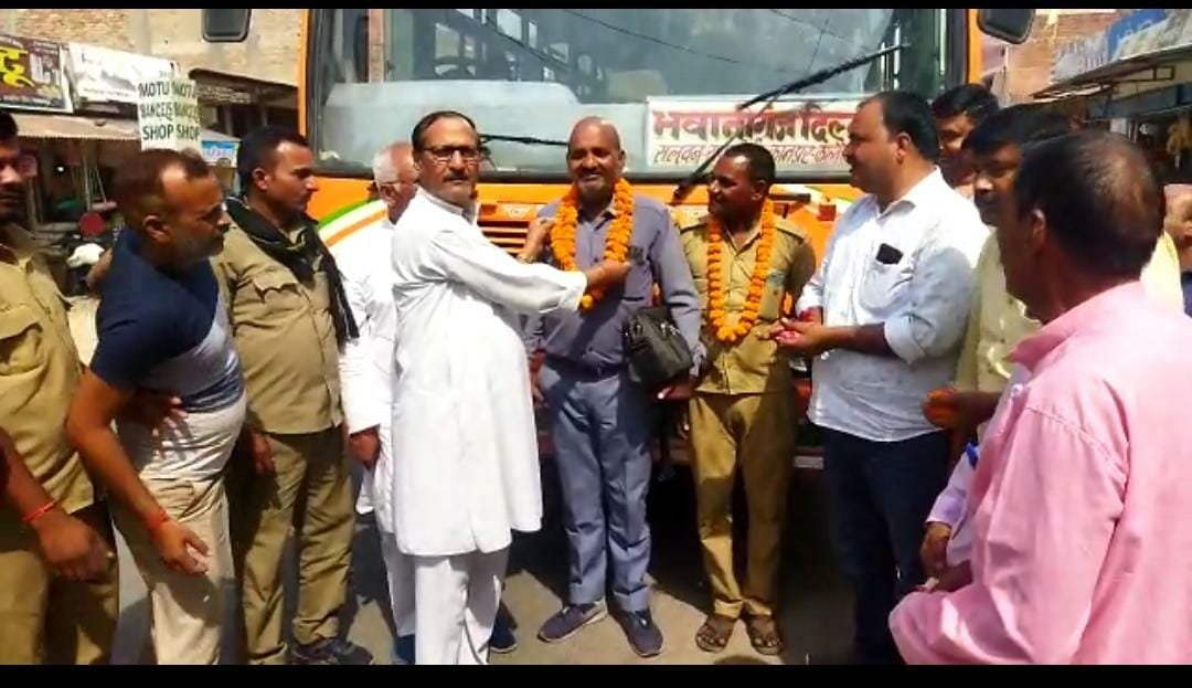Raibareli-चालक व परिचालक का माल्यार्पण कर शुरू की सेवा