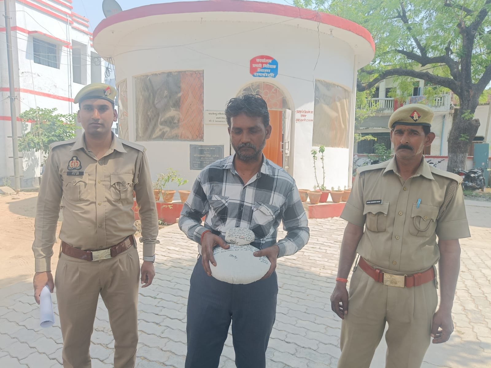 रायबरेली- 1100 ग्राम गांजे के साथ एक युवक को गिरफ्तार कर भेजा जेल,,,,,