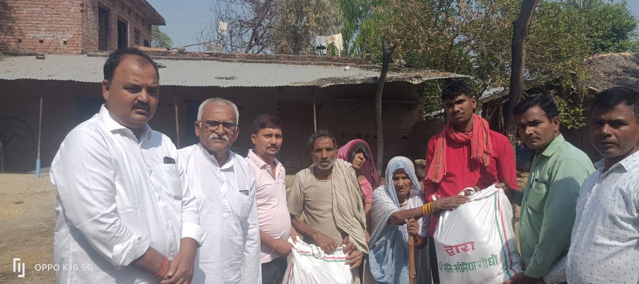 Raibareli-काग्रेसियो के द्वारा दी गई पीड़ितों को सामग्री किट* 