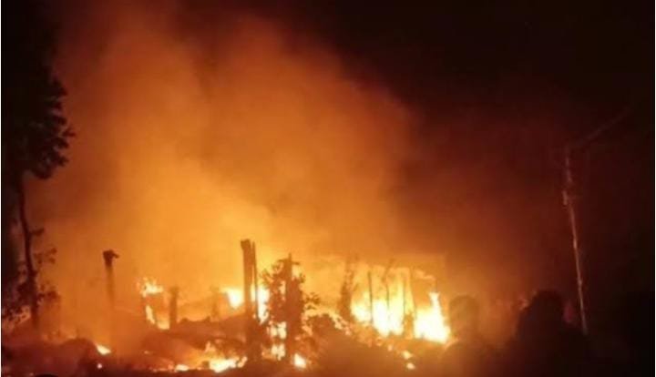 रायबरेली-अज्ञात कारणों के चलते घर में लगी आग, ग्रहस्थी जलकर हुई राख