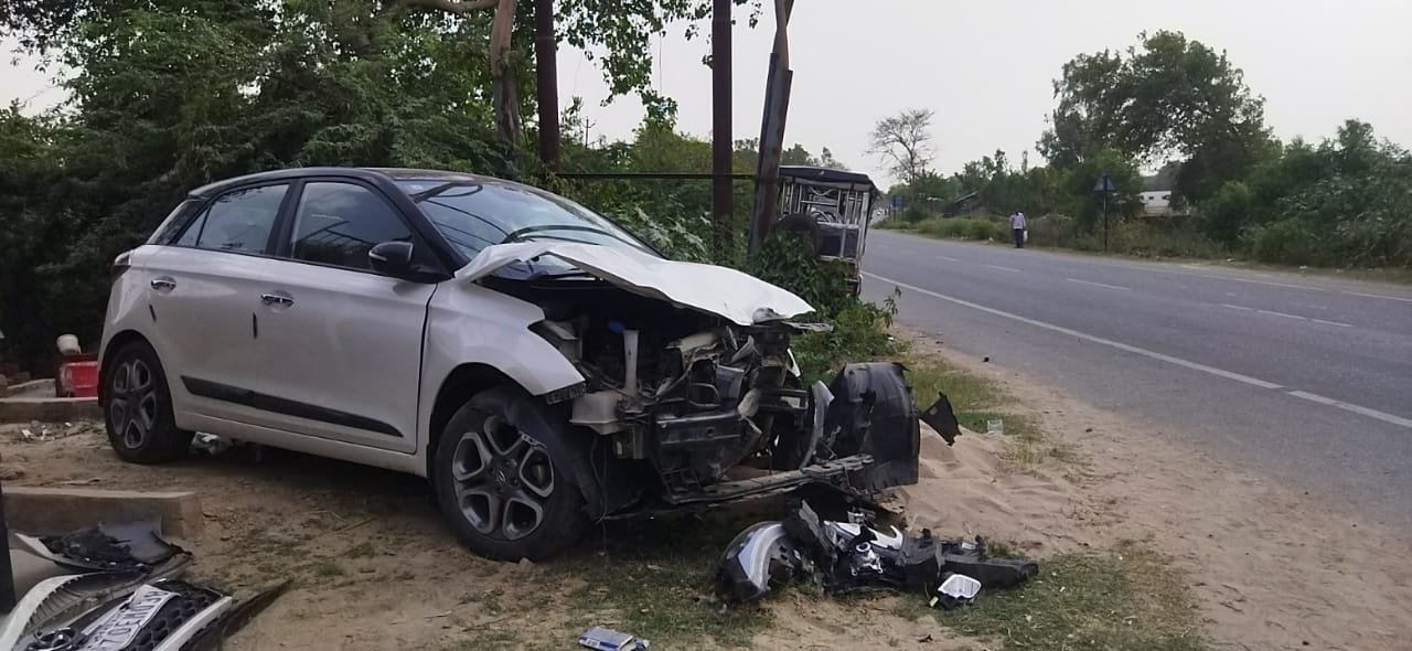 Raibareli-कार वा बैटरी रिक्शा की आमने सामने जोरदार भिड़ंत* 