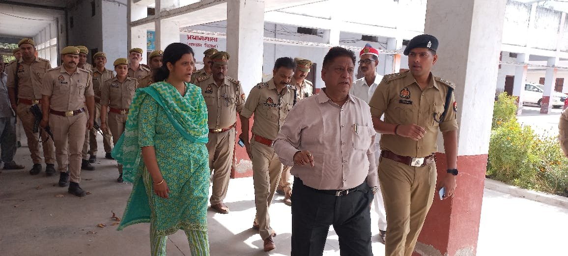 Raibareli-जिला मजिस्ट्रेट ने सलोन में मतगणना स्थल व पोलिंग बूथ का निरीक्षण कर व्यवस्थाओं का लिया जायजा