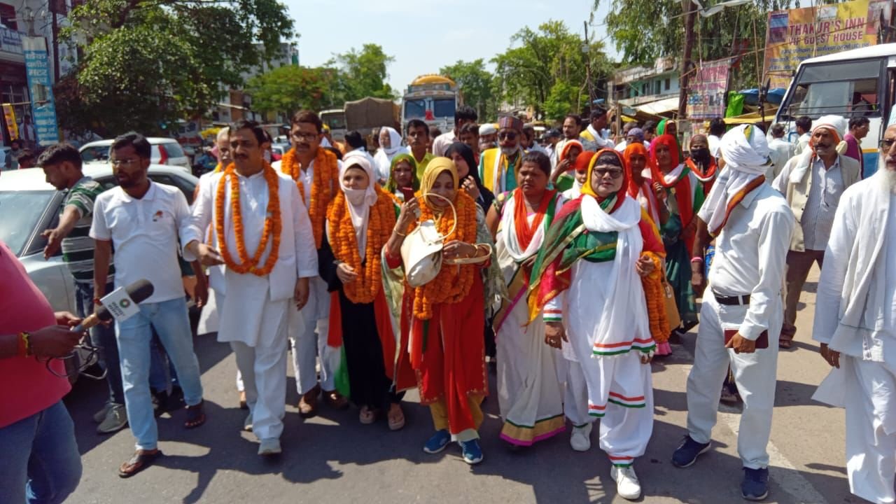 रायबरेली- कांग्रेस प्रत्याशी शहनाज बानो के लिए अतुल सिंह ने घर घर जाकर किया जनसम्पर्क,,,,