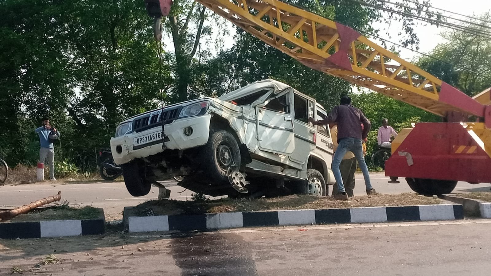 रायबरेली-विंध्याचल से लौट रहे दर्शनार्थियों से भरी बोलेरो पलटी आधा दर्जन लोग घायल