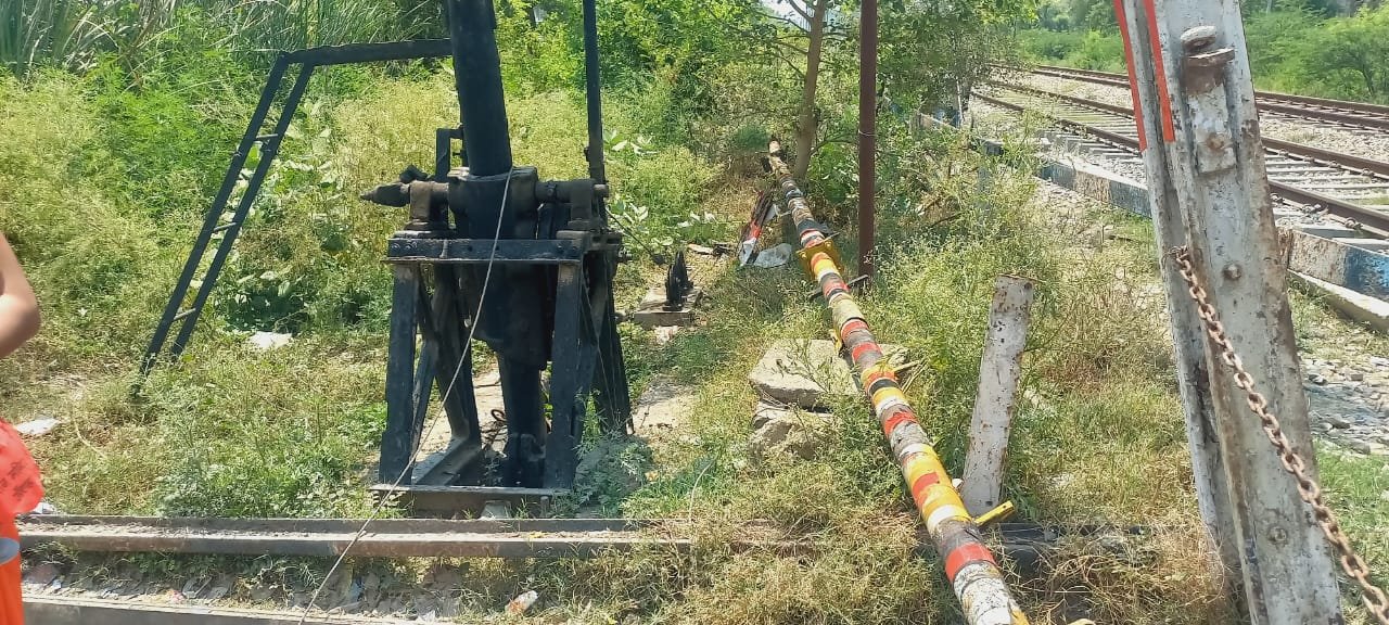 रायबरेली-एक्सप्रेस के आगमन पर कस्बा स्थित 43 सी रेलवे गेट के फाटक बंद करते समय पीकप ने मारी टक्कर,,,,