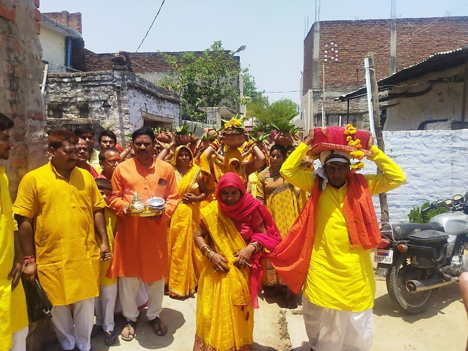 Raibareli-निकाली गई कलश यात्रा भक्तों में दिखा उत्साह