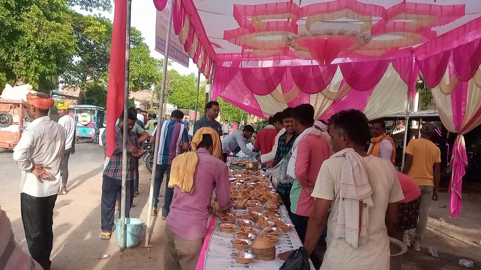 Raibareli-बनिया का पुरवा गांव स्थित मां दुर्गा मंदिर पर विशाल भंडारा का आयोजन संपन्न हुआ।