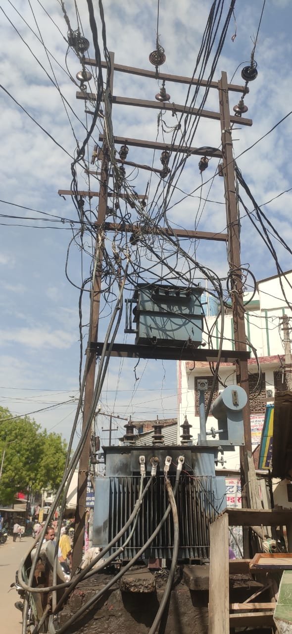 रायबरेली-जर्जर तारों के जंजाल में फंसे उपभोक्ता, व्यापार भी हो रहा प्रभावित,,,,,,