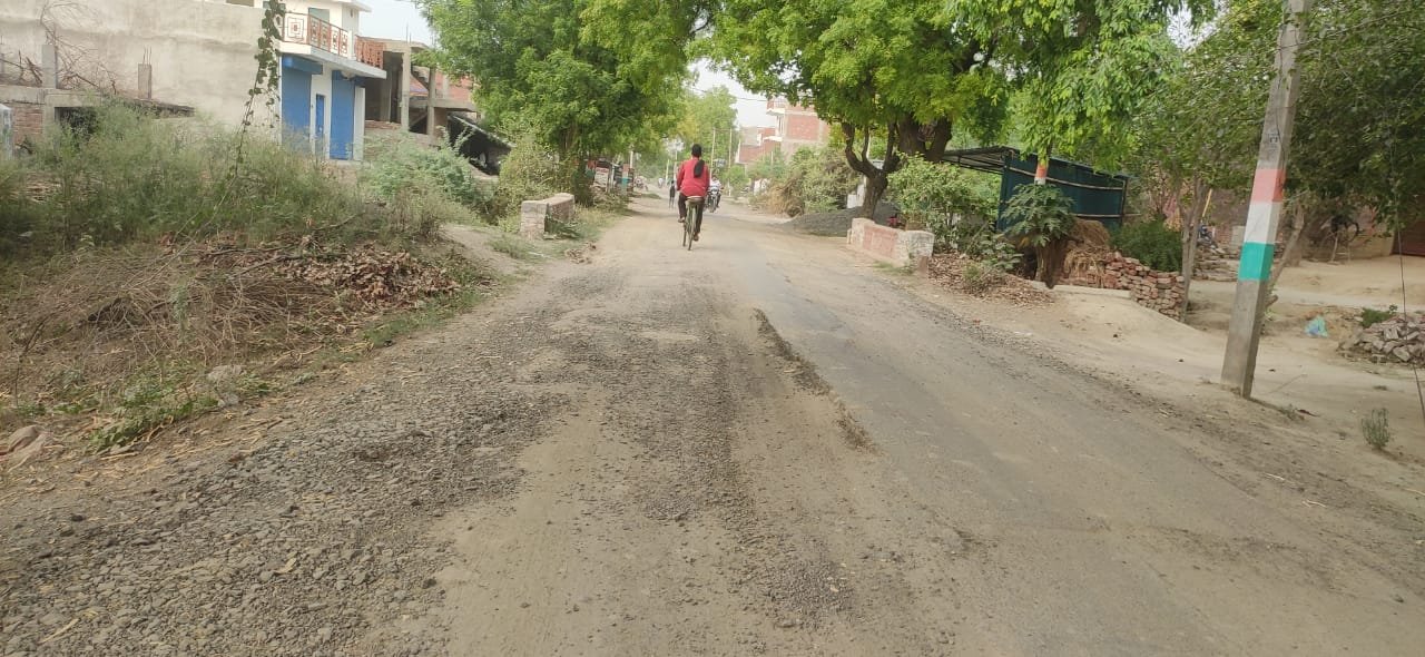 रायबरेली-गड्ढों भरी सड़क से राहगीरों की बढ़ रही मुसीबतें, गिरकर लोग हो रहे चोटिल,,,,