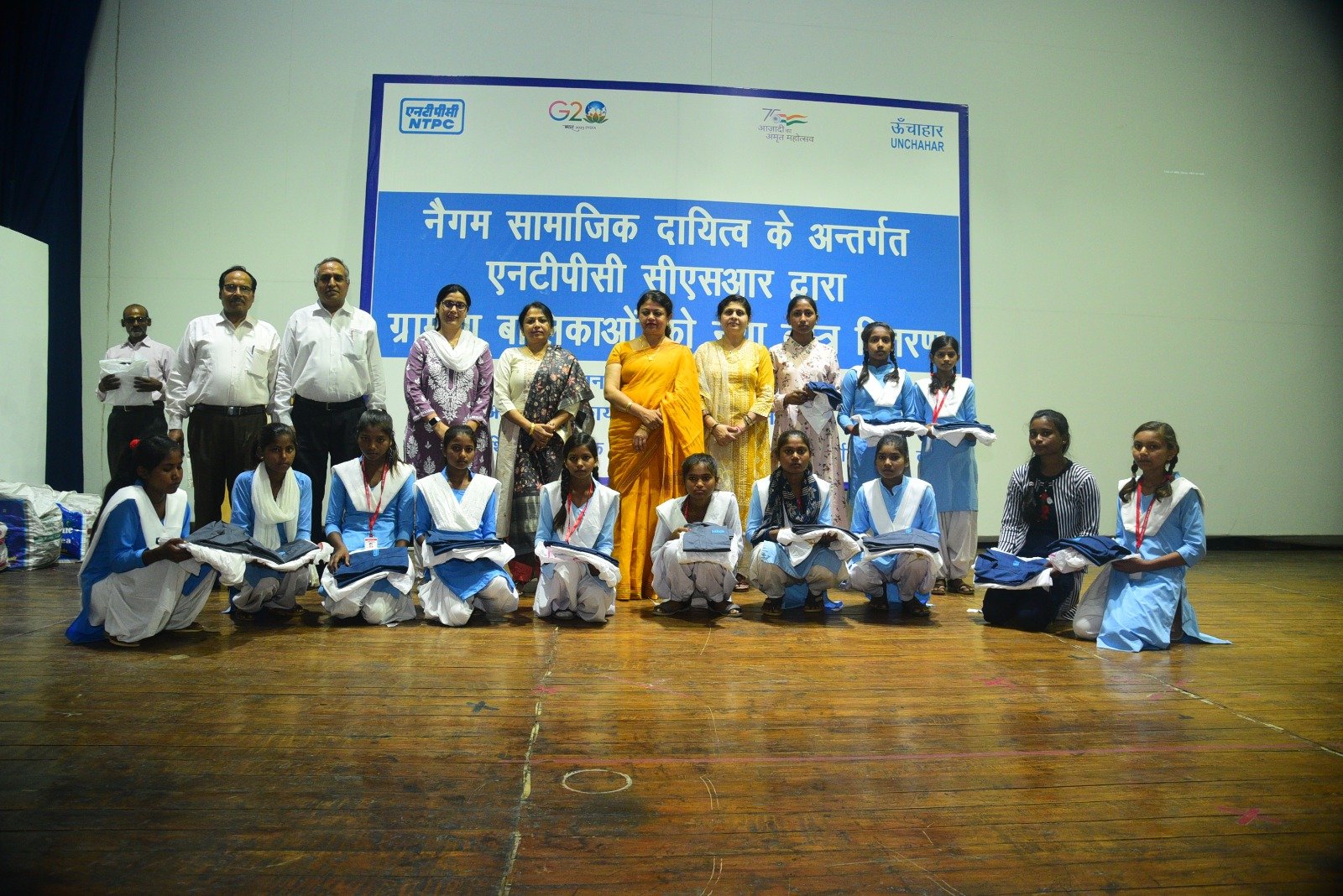 रायबरेली-मालवीय मिशन द्वारा बालिकाओं को नवीन वस्त्र वितरित किया गया,,,,