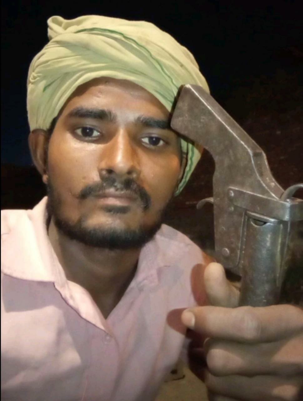 Raibareli-अवैध असलहे के साथ फेसबुक पर शेयर की रील