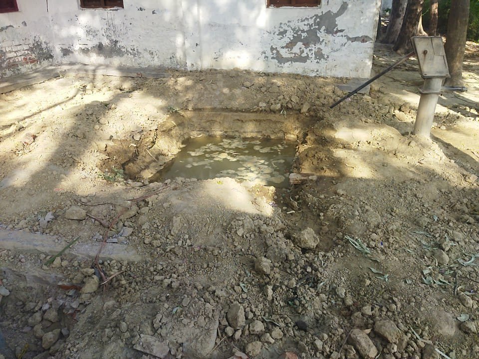 Raibareli-खबर का हुआ असर विद्यालय में बंद पड़े इंडिया मार्का का कराया गया रीबोर 