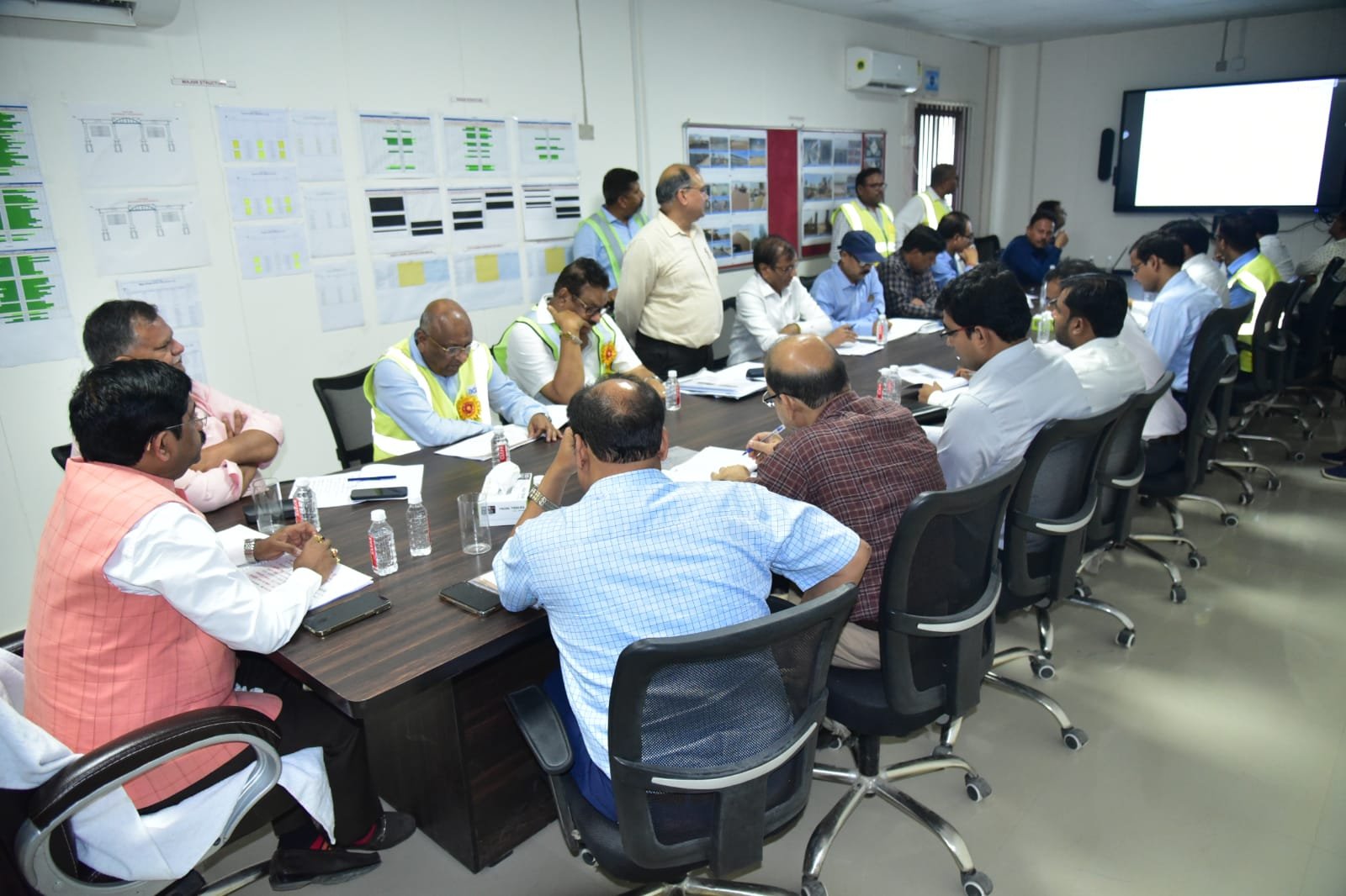 रायबरेली- नंद गोपाल नंदी ने इटौरा बुजुर्ग स्थित गंगा एक्सप्रेसवे के कार्यालय पहुंचकर निर्माण कार्य की प्रगति रिपोर्ट की ली जानकारी 