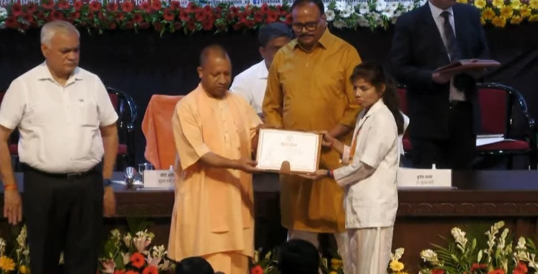 Raibareli-स्वाती को मुख्यमंत्री के हाथों मिला एएनएम का नियुक्ति पत्र 