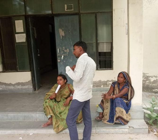 रायबरेली-रसद एवं खाद्य कार्यालय के सामने इंतजार करते फरियादी नही आते अधिकारी,,,,