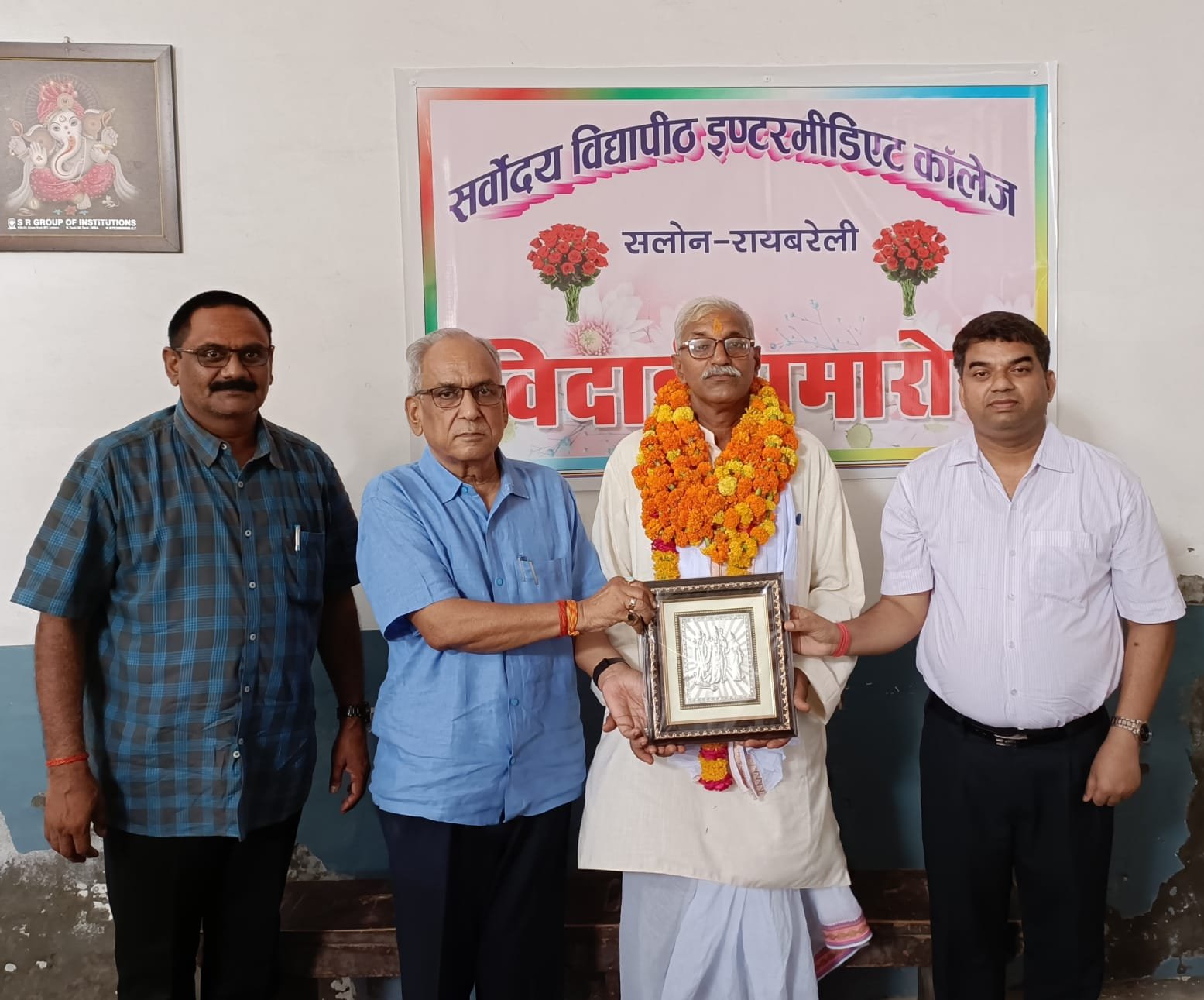 Raibareli-विद्यालय के प्रधान लिपिक को विदाई समारोह में सम्मानित किया गया।